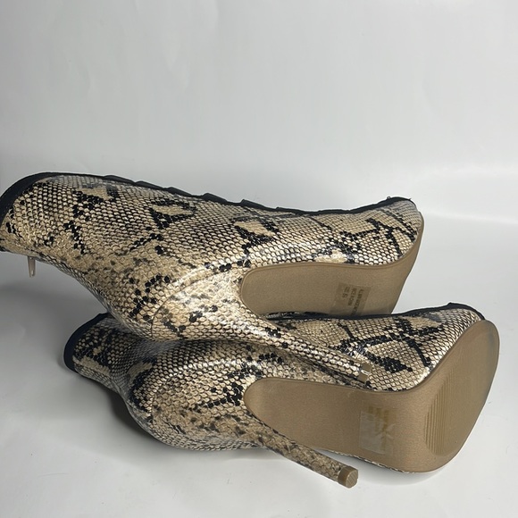 Wild Diva Faux Snakeskin Black Cream Strappy Heels Shoe Stiletto Size 8.5 - Picture 5 of 7